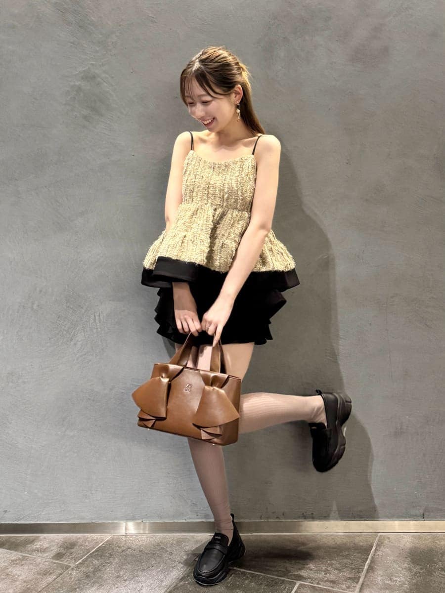 ベージュ系のその他トップス、ブラウン系のハンドバッグ、ブラック系のローファーを着用したレディースの春コーディネートの2枚目の写真