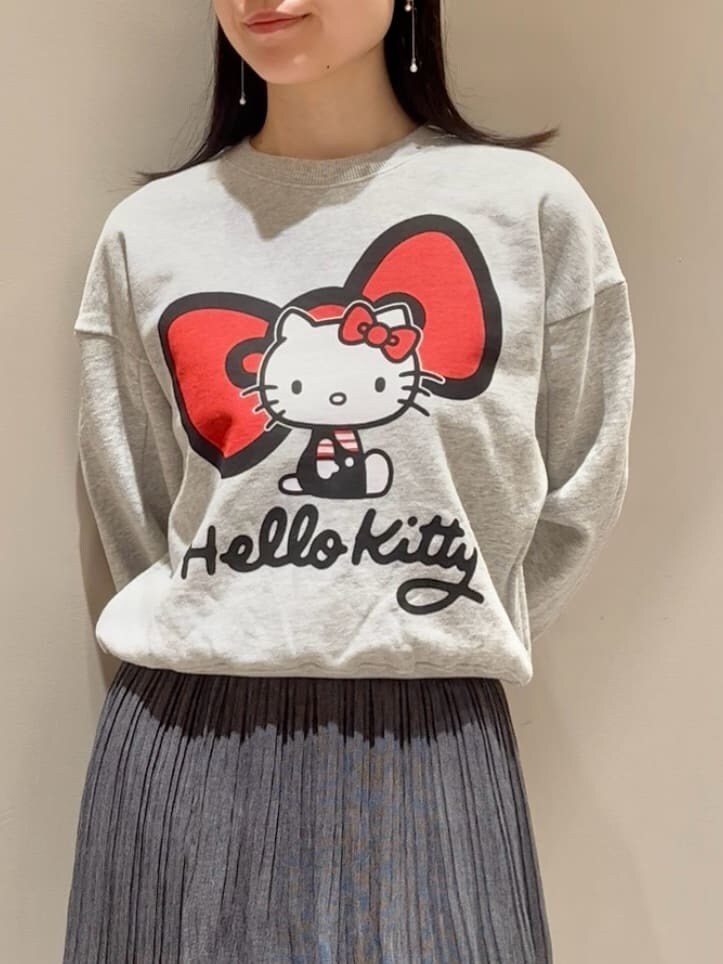 グレー系のスウェット、その他のスカート、ブラック系のハンドバッグを着用したレディースの秋コーディネートの5枚目の写真