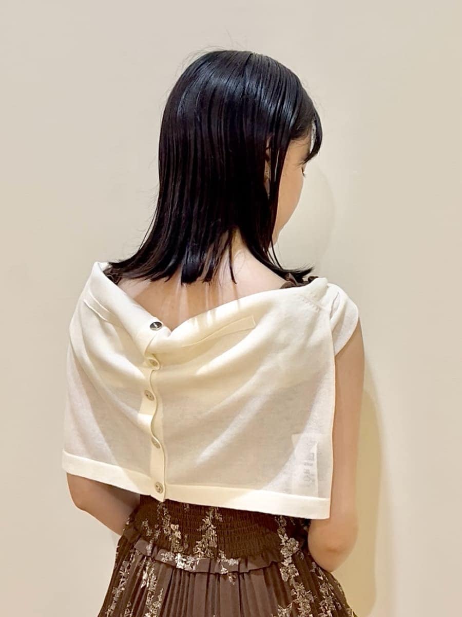 ブラウン系のワンピース、ホワイト系のカーディガン/ボレロ、ブラック系のブーツを着用したレディースの夏コーディネートの6枚目の写真