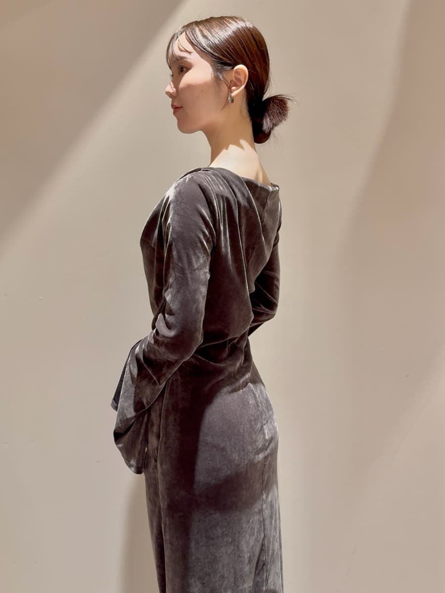 グレー系のワンピース、ブラック系のショルダーバッグを着用したレディースの秋コーディネートの5枚目の写真