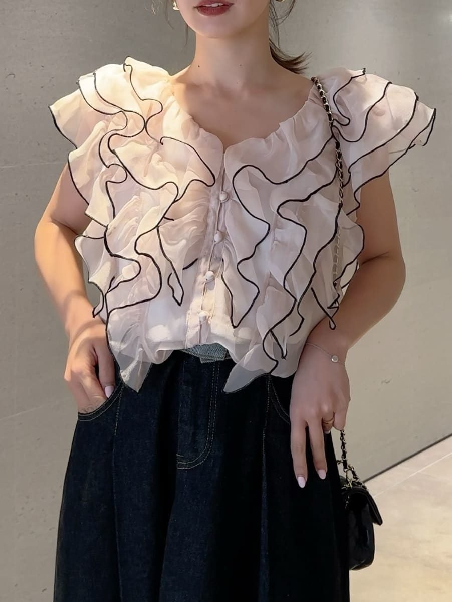 ベージュ系のシャツ/ブラウスを着用したレディースの春コーディネートの2枚目の写真