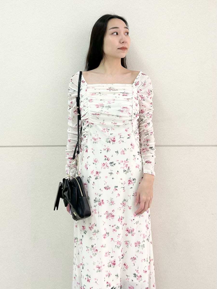 ブラック系のブーツ、ピンク系のワンピース、ブラック系のショルダーバッグを着用したレディースの冬コーディネートの5枚目の写真