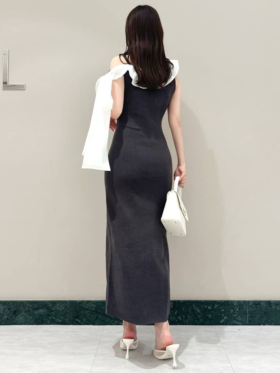 グレー系のワンピース、ホワイト系のショルダーバッグを着用したレディースの夏コーディネートの4枚目の写真