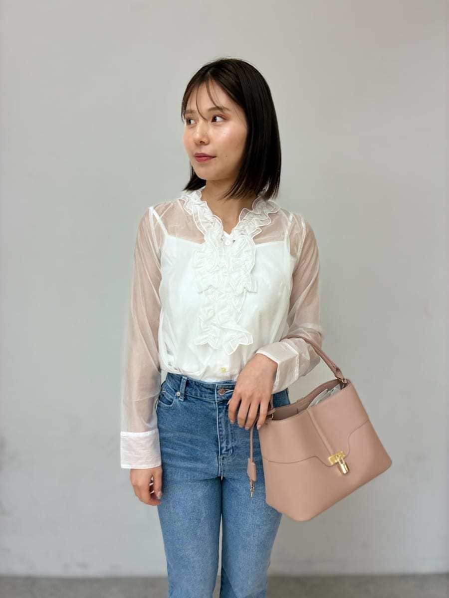 ピンク系のショルダーバッグ、ブルー系のその他パンツ、その他のノーカラージャケットを着用したレディースの冬コーディネートの4枚目の写真