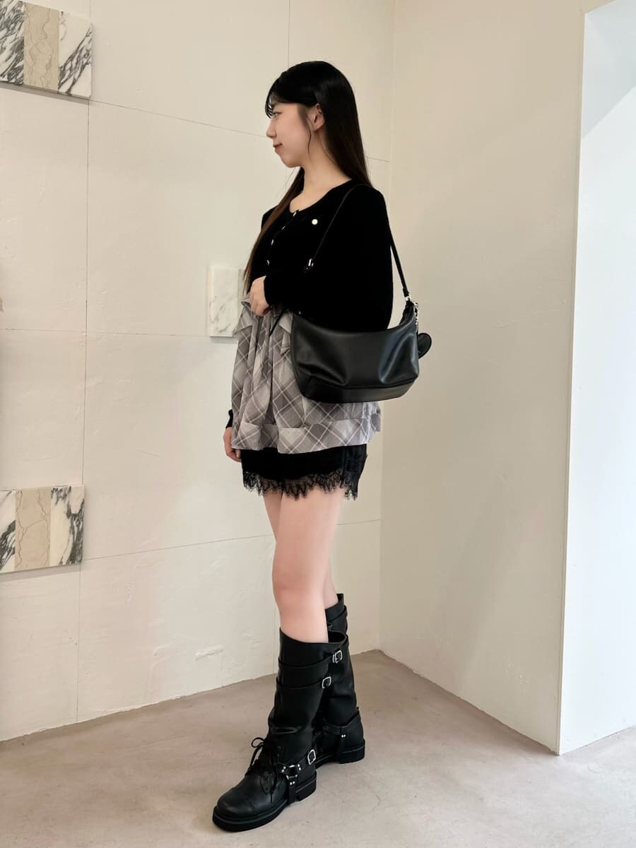 グレー系のカーディガン/ボレロ、ブラック系のブーツ、ブラック系のショルダーバッグを着用したレディースの夏コーディネートの2枚目の写真