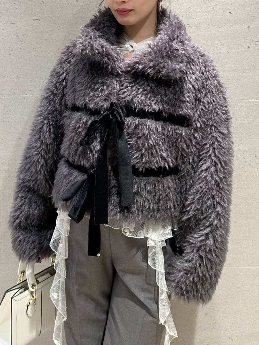 グレー系のムートンコート、グレー系のスラックス、その他のシャツ/ブラウスを着用したレディースの秋コーディネートの5枚目の写真