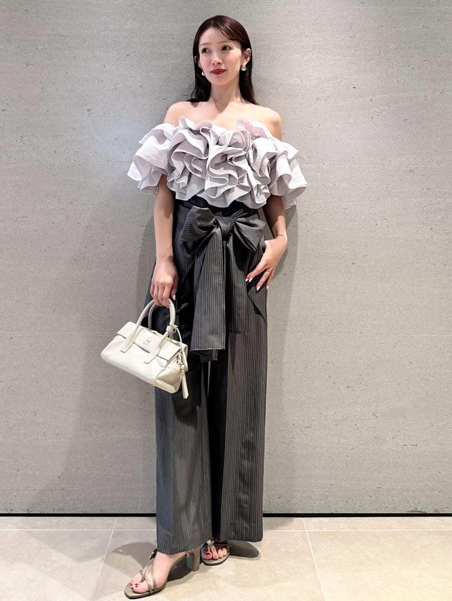 グレー系のその他パンツ、グレー系のシャツ/ブラウスを着用したレディースの春コーディネートの4枚目の写真