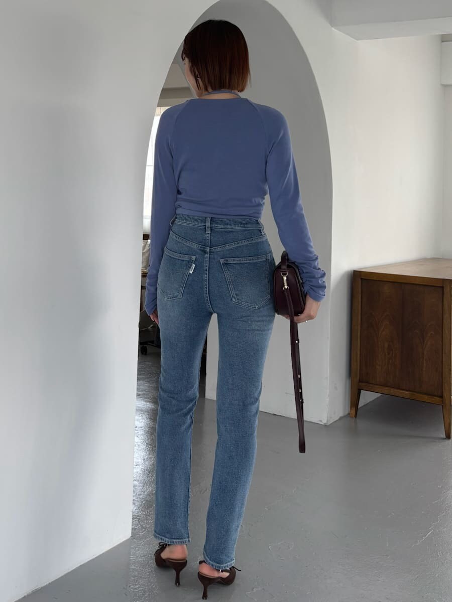 ブルー系のTシャツ/カットソー、ブルー系のその他パンツ、ブラウン系のハンドバッグを着用したレディースの夏コーディネートの3枚目の写真