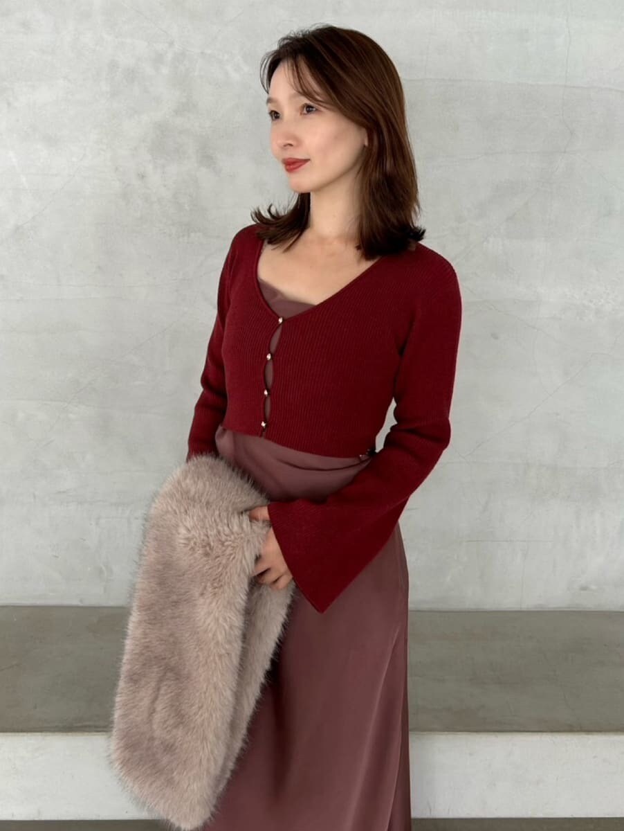 ブラック系のブーツ、グレー系のストール/ショールを着用したレディースの秋コーディネートの5枚目の写真