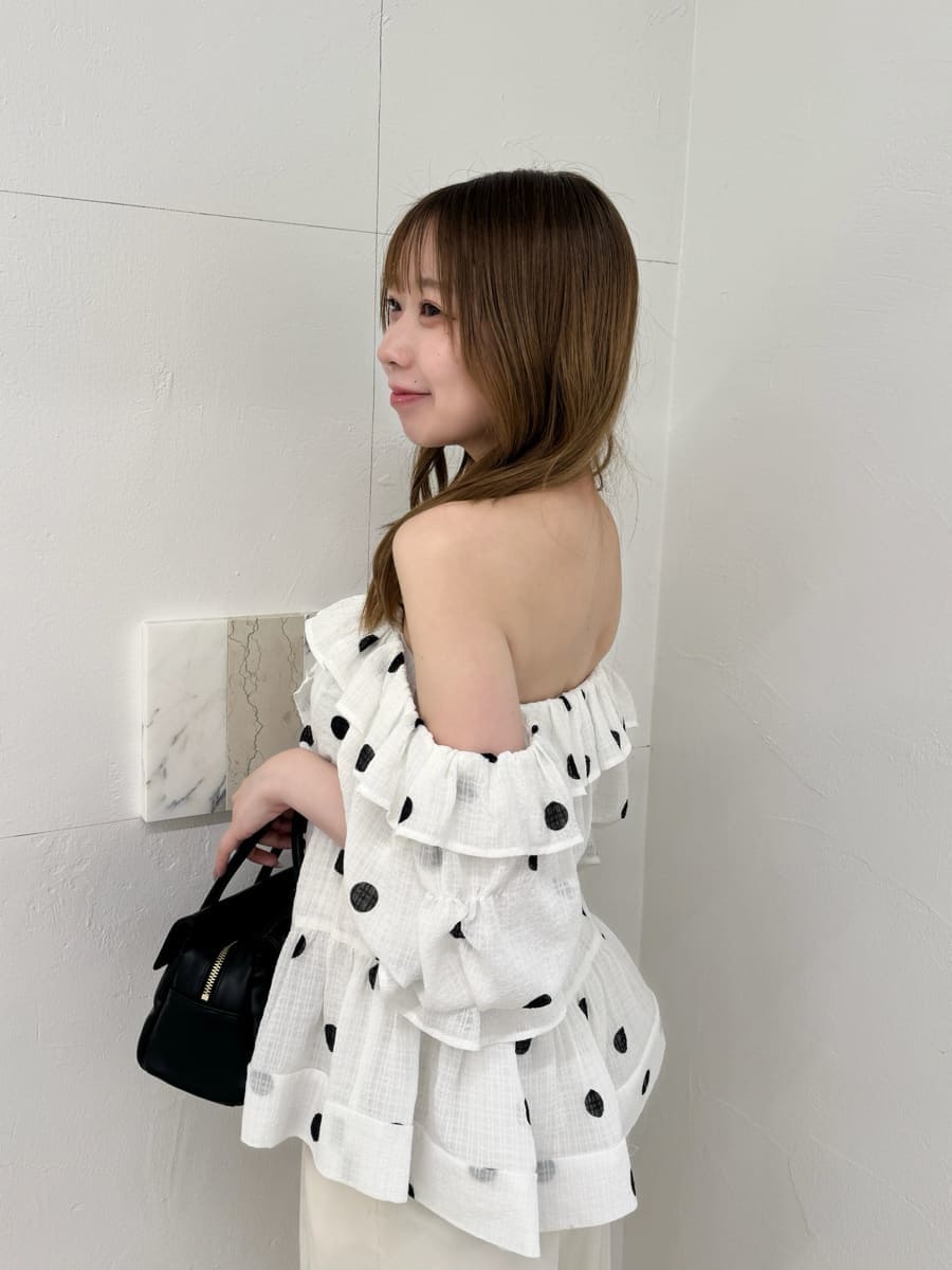 ホワイト系のその他パンツ、ブラック系のサンダル、ホワイト系のシャツ/ブラウスを着用したレディースの春コーディネートの6枚目の写真