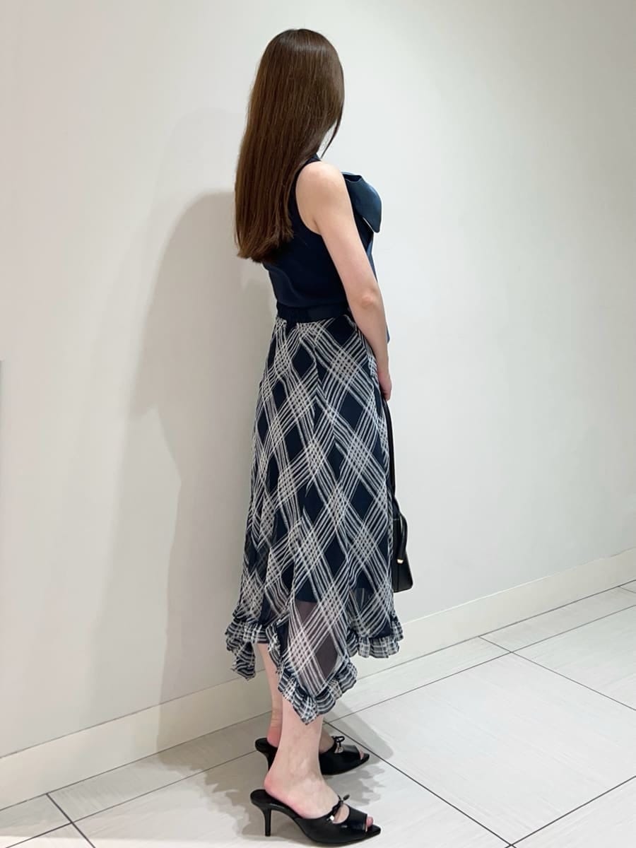 ブルー系のスカート、ブルー系のTシャツ/カットソー、ブラック系のサンダルを着用したレディースの夏コーディネートの3枚目の写真