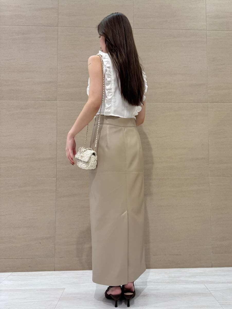 ホワイト系のシャツ/ブラウス、ホワイト系のスカート、ホワイト系のショルダーバッグを着用したレディースの夏コーディネートの3枚目の写真