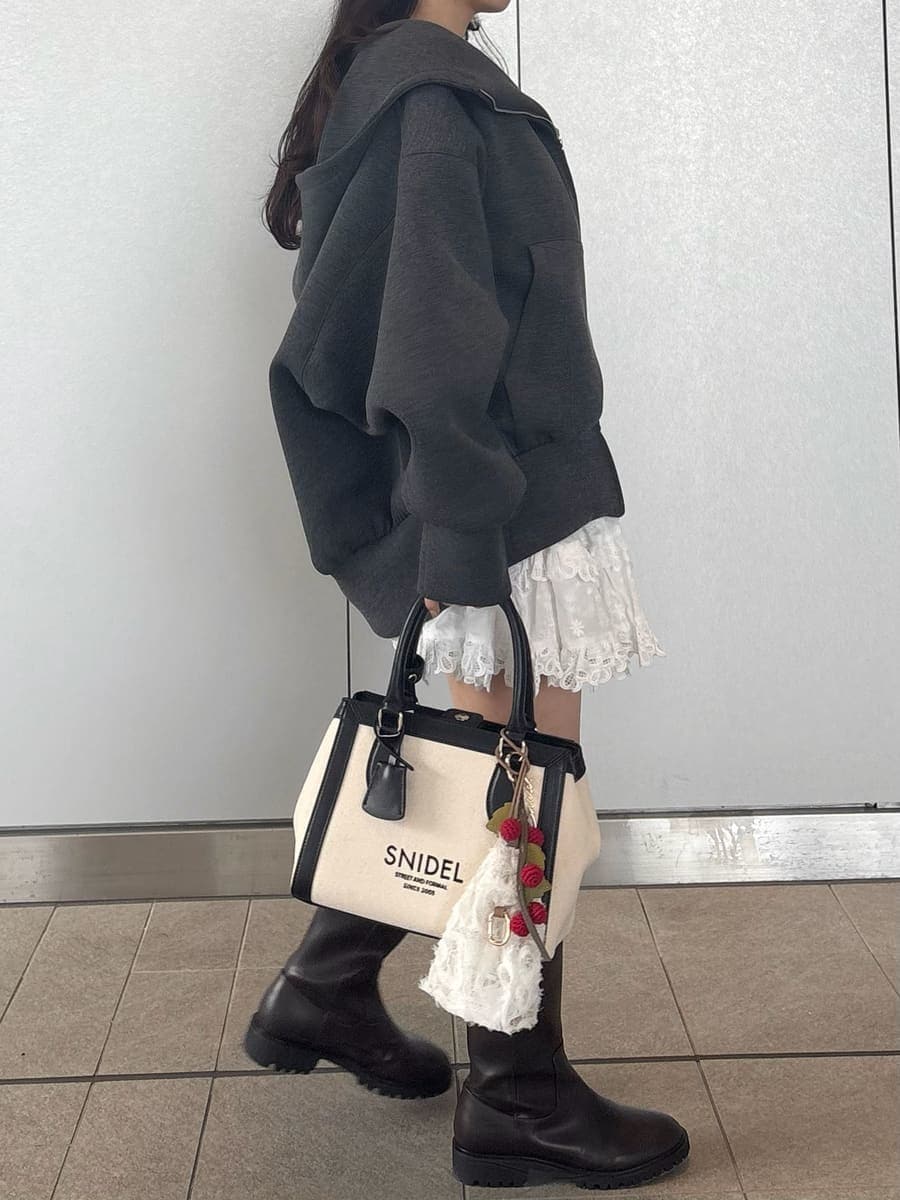 ホワイト系のその他パンツ、ホワイト系のシャツ/ブラウス、ホワイト系のハンドバッグを着用したレディースの春コーディネートの3枚目の写真