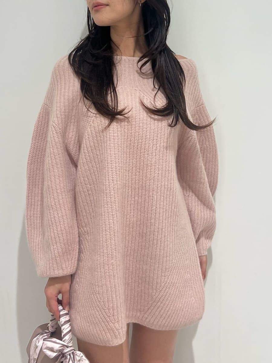 グレー系のブーツ、ピンク系のハンドバッグ、ピンク系のワンピースを着用したレディースの秋コーディネートの4枚目の写真