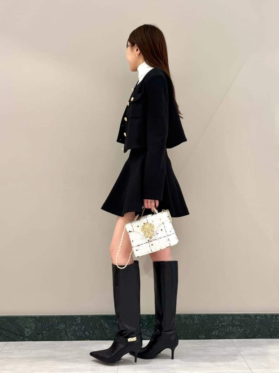 ブラック系のノーカラージャケット、ブラック系のその他パンツ、ホワイト系のニット/セーターを着用したレディースの秋コーディネートの2枚目の写真