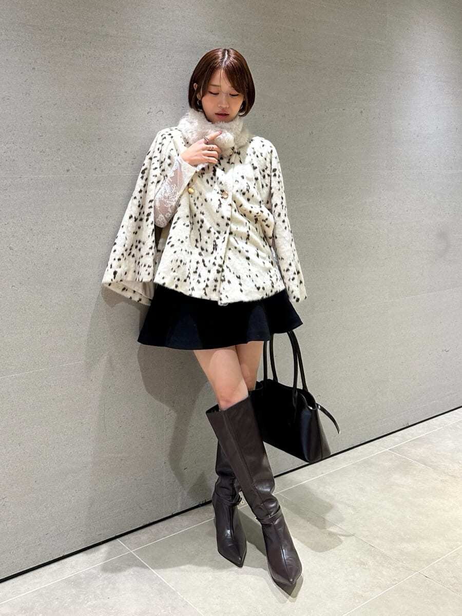 その他のチェスターコート、ブラック系のその他パンツ、ホワイト系のTシャツ/カットソーを着用したレディースの秋コーディネートの7枚目の写真