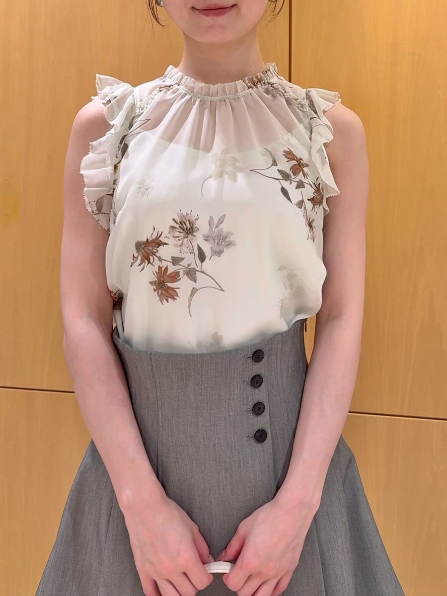 ホワイト系のハンドバッグ、グリーン系のシャツ/ブラウス、グレー系のその他パンツを着用したレディースの夏コーディネートの4枚目の写真