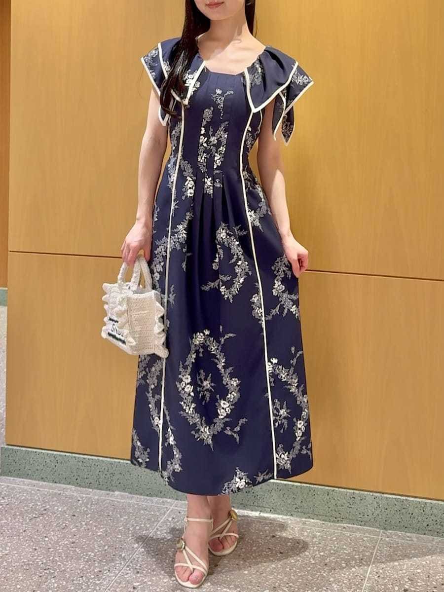 ブルー系のワンピース、ホワイト系のサンダル、ホワイト系のショルダーバッグを着用したレディースの春コーディネートの7枚目の写真