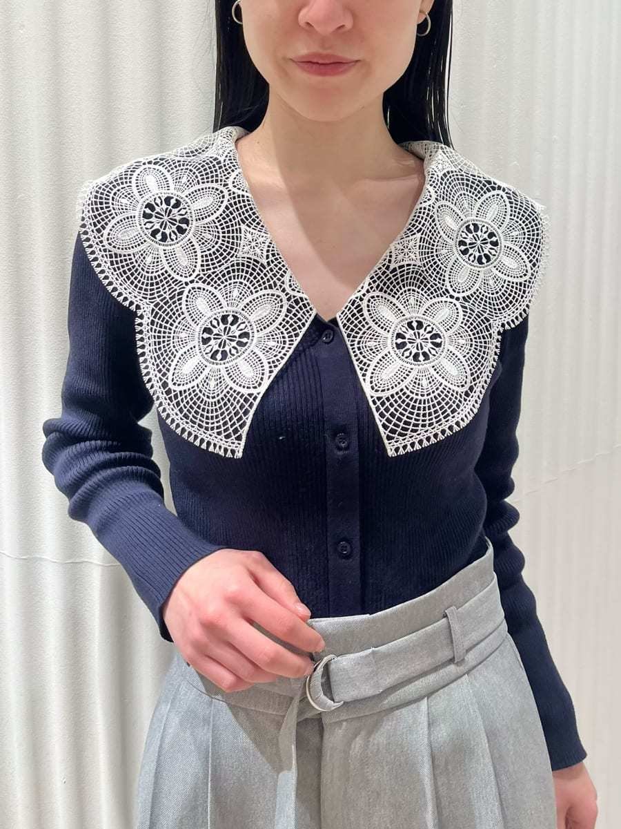 ブラック系のブーツ、ブルー系のニット/セーター、グレー系のその他パンツを着用したレディースの冬コーディネートの4枚目の写真