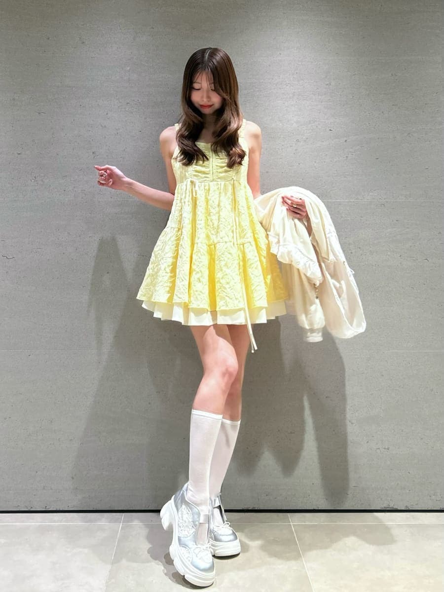 ホワイト系のブルゾン、シルバー系のスニーカーを着用したレディースの春コーディネートの9枚目の写真