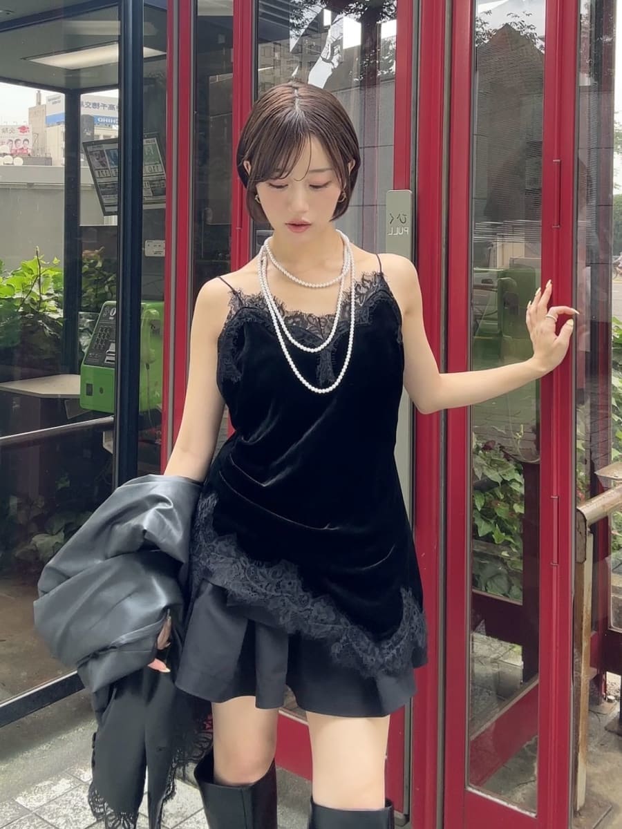 その他のテーラードジャケット、ブラック系のその他パンツ、ブラック系のキャミソールを着用したレディースの夏コーディネートの2枚目の写真