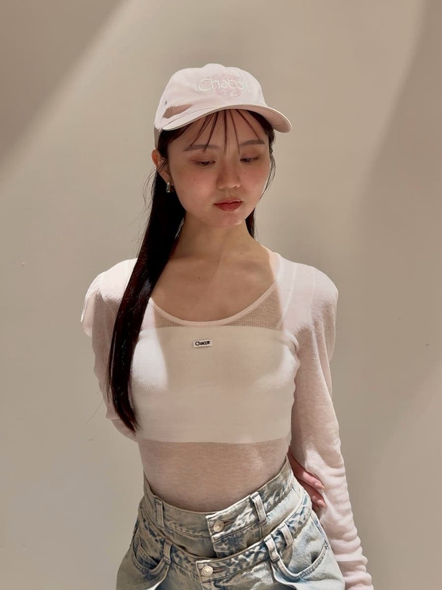 ピンク系のニット/セーター、ブルー系のデニムパンツ、ブラック系のローファーを着用したレディースの夏コーディネートの5枚目の写真