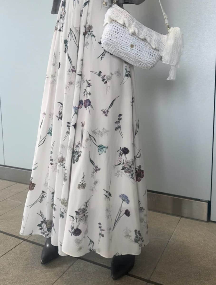 グレー系のブーツ、ホワイト系のワンピースを着用したレディースの冬コーディネートの5枚目の写真