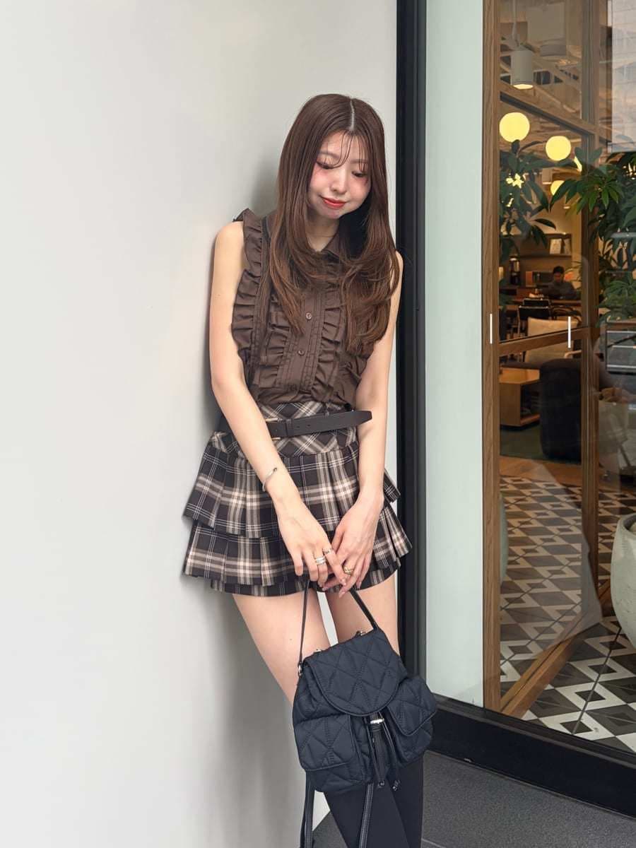 ブラウン系のその他パンツ、ブラック系のバックパック/リュック、ブラウン系のシャツ/ブラウスを着用したレディースの夏コーディネートの6枚目の写真