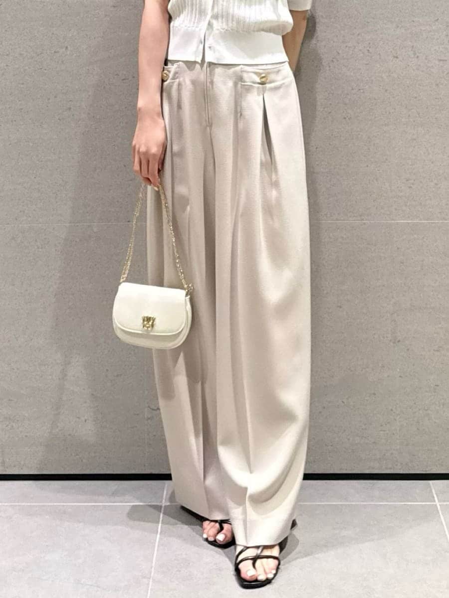 ベージュ系のその他パンツ、ホワイト系のカーディガン/ボレロ、ホワイト系のショルダーバッグを着用したレディースの春コーディネートの5枚目の写真