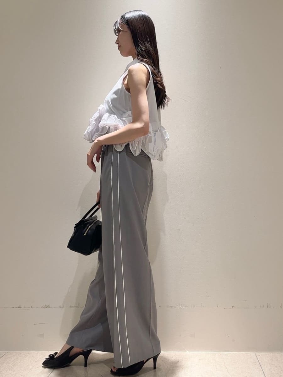 グレー系のその他パンツ、ホワイト系のシャツ/ブラウス、ブラック系のボストンバッグを着用したレディースの夏コーディネートの5枚目の写真