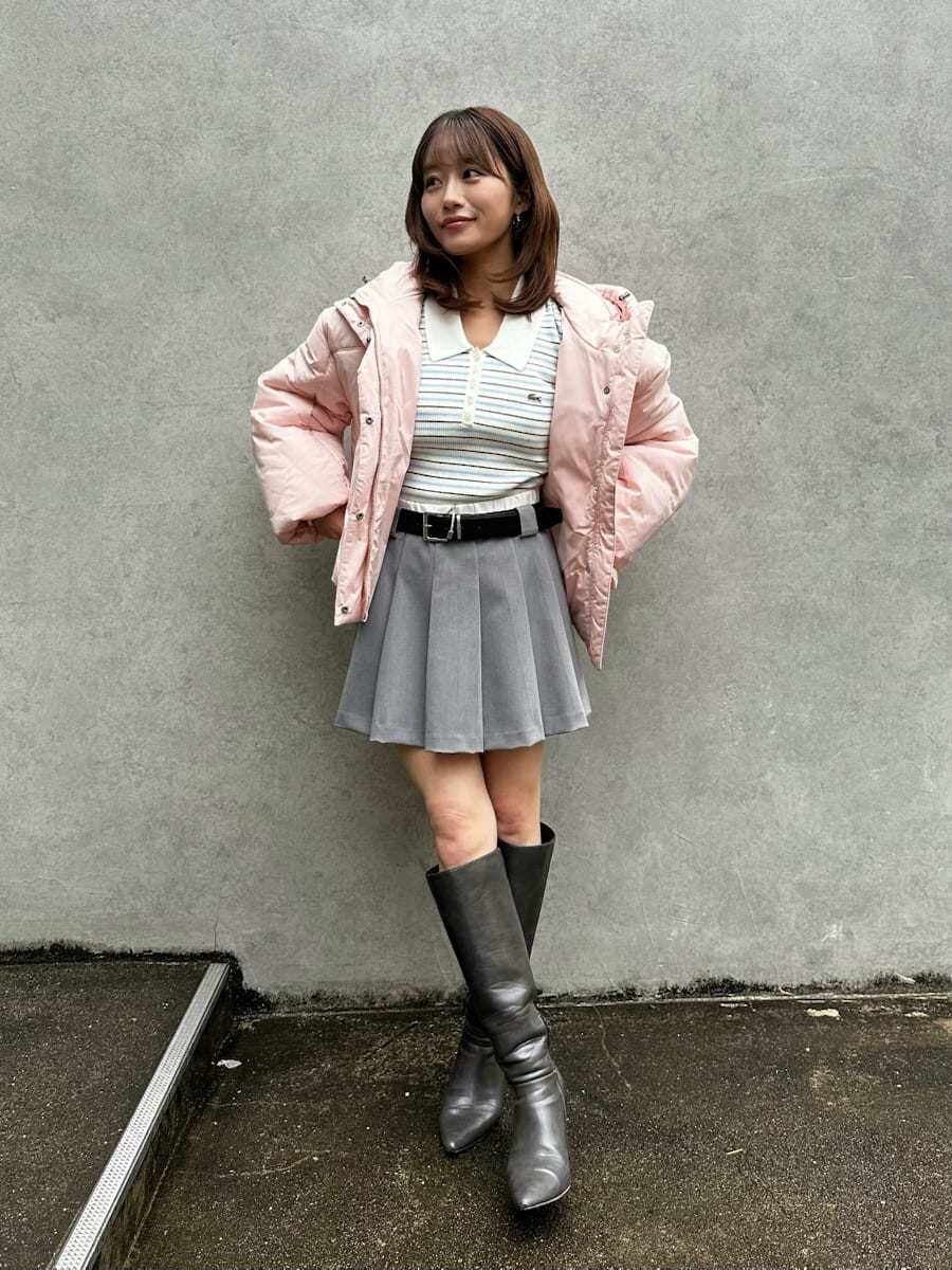 ピンク系のダウンジャケット/コート、その他のニット/セーター、グレー系のその他パンツを着用したレディースの秋コーディネートの3枚目の写真