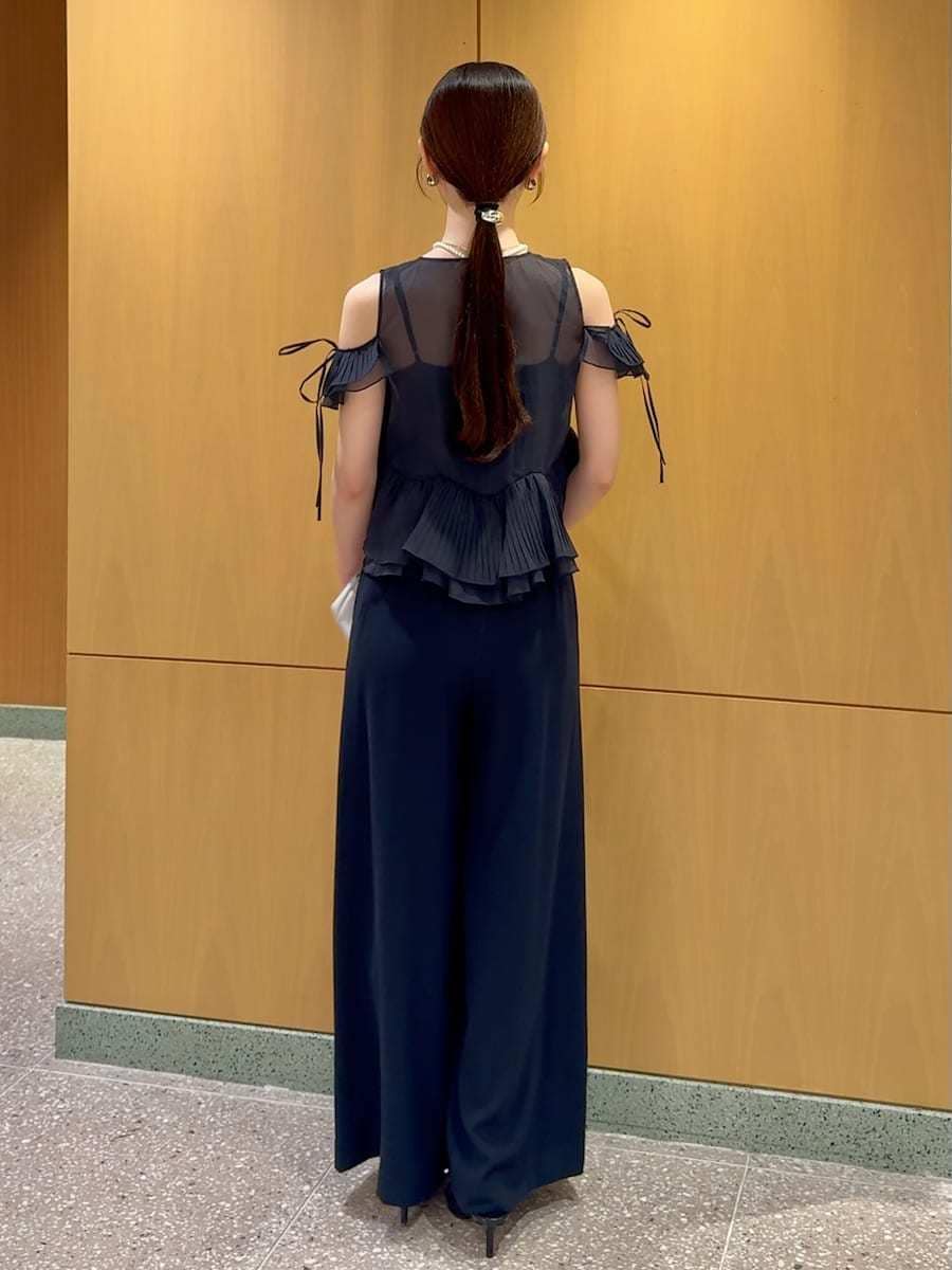 ブルー系のつなぎ/オールインワン、ブラック系のサンダル、その他のネックレスを着用したレディースの夏コーディネートの3枚目の写真