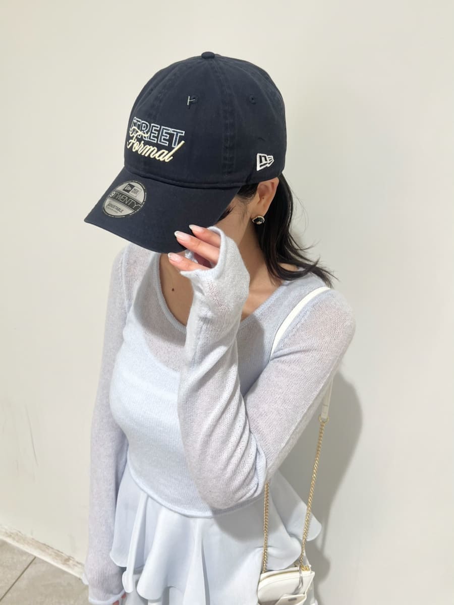 ブルー系のワンピース、ホワイト系のショルダーバッグ、シルバー系のスニーカーを着用したレディースの冬コーディネートの6枚目の写真