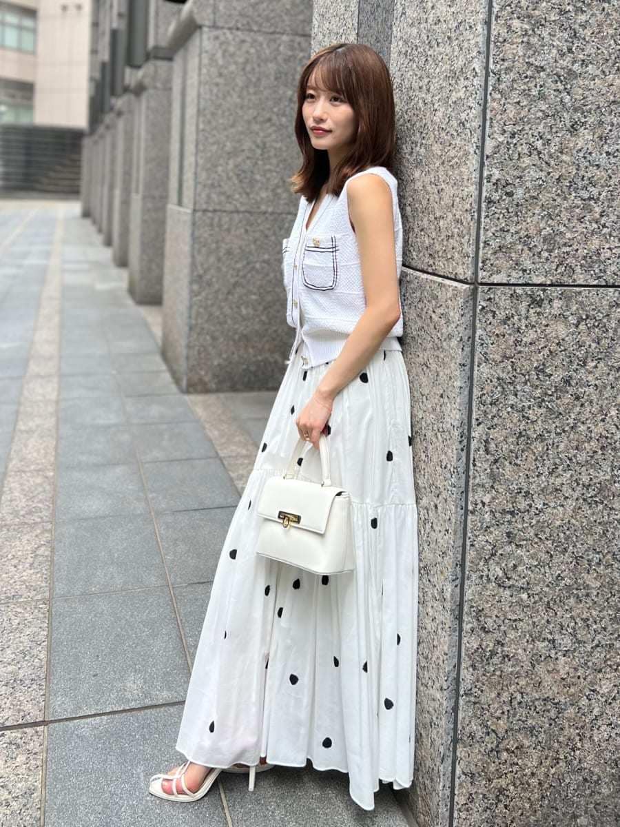 ホワイト系のニット/セーター、その他のスカート、ホワイト系のショルダーバッグを着用したレディースの夏コーディネートの7枚目の写真