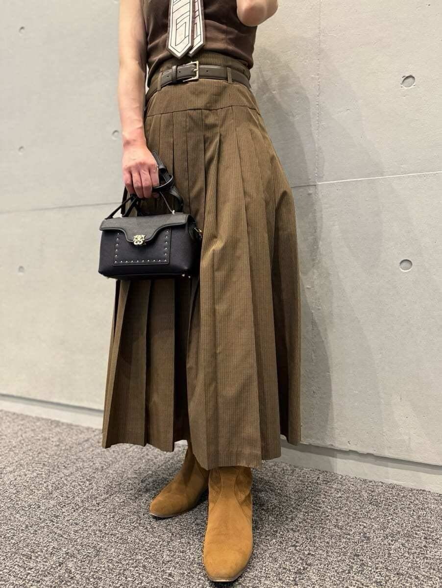 ブラウン系のTシャツ/カットソー、その他のスカート、ブラック系のショルダーバッグを着用したレディースの秋コーディネートの5枚目の写真