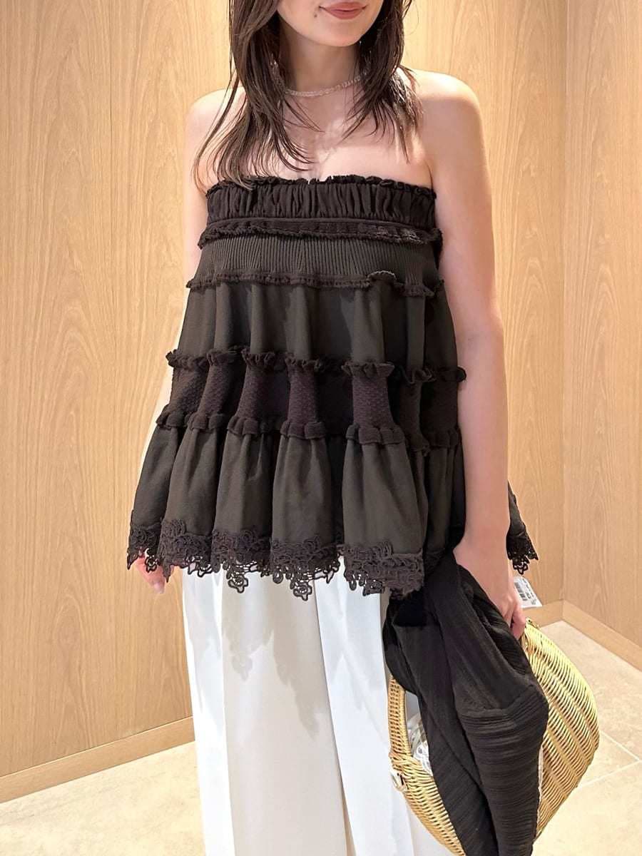 ホワイト系のかごバッグ、ホワイト系のその他パンツ、ブラウン系のニット/セーターを着用したレディースの夏コーディネートの5枚目の写真