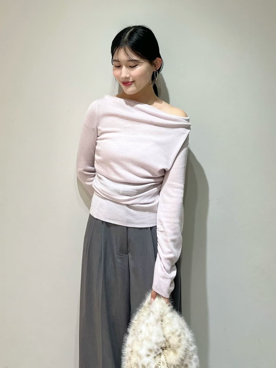 グレー系のその他パンツ、ピンク系のニット/セーター、ブラック系のサンダルを着用したレディースの秋コーディネートの3枚目の写真