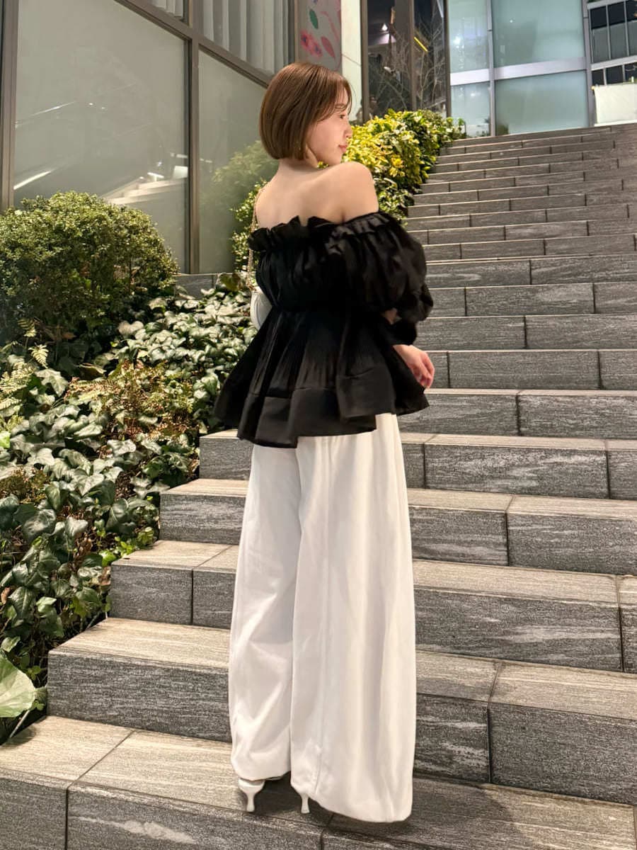 ホワイト系のデニムパンツ、ブラック系のその他トップス、その他のパンプスを着用したレディースの春コーディネートの3枚目の写真