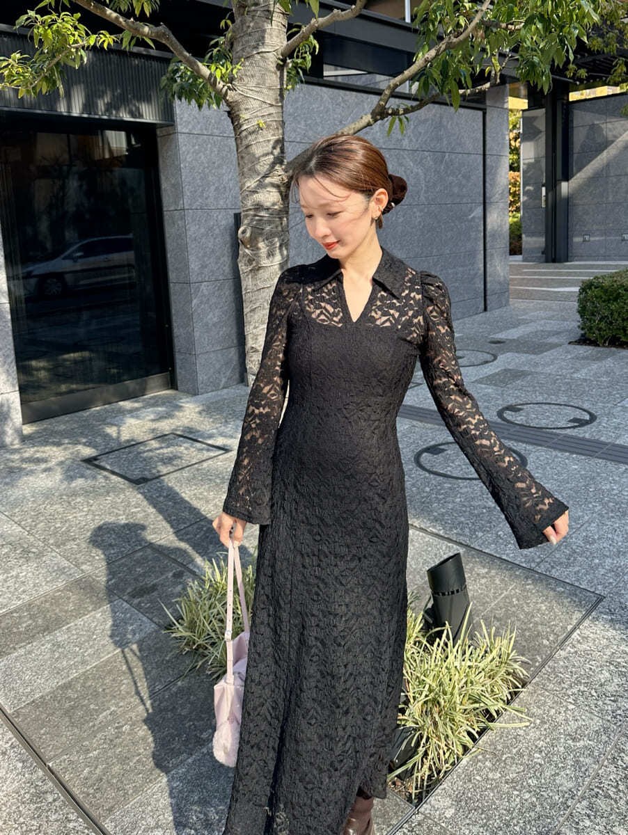 ブラック系のワンピースを着用したレディースの冬コーディネートの2枚目の写真