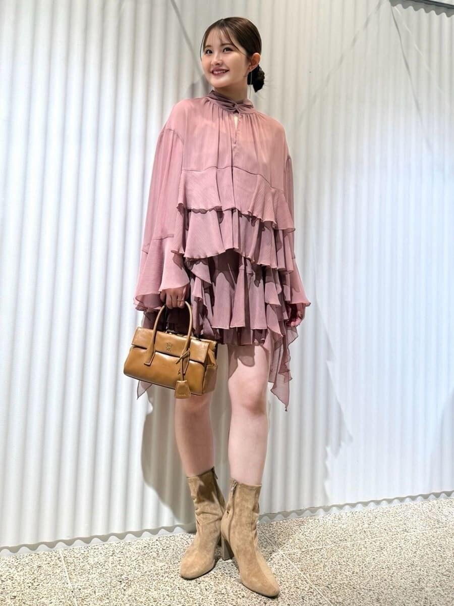 レッド系のシャツ/ブラウス、レッド系のその他パンツ、ベージュ系のブーツを着用したレディースの秋コーディネートの6枚目の写真