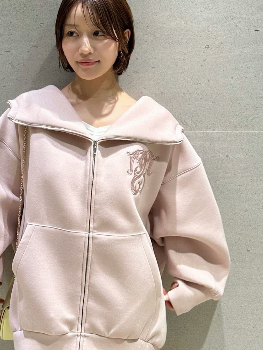 ホワイト系のTシャツ/カットソー、イエロー系のショルダーバッグ、ピンク系のワンピースを着用したレディースの春コーディネートの4枚目の写真