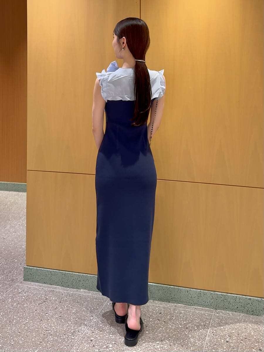 ブルー系のワンピース、ブルー系のスマホグッズを着用したレディースの夏コーディネートの3枚目の写真