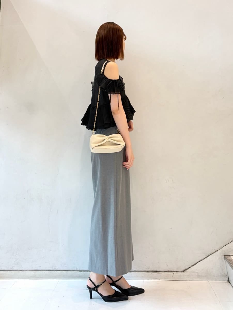 グレー系のつなぎ/オールインワン、ブラック系のパンプスを着用したレディースの夏コーディネートの3枚目の写真