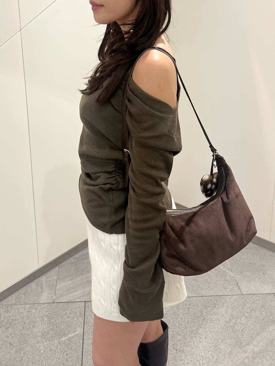 その他のブルゾン、ホワイト系のその他パンツ、ブラウン系のニット/セーターを着用したレディースの秋コーディネートの10枚目の写真