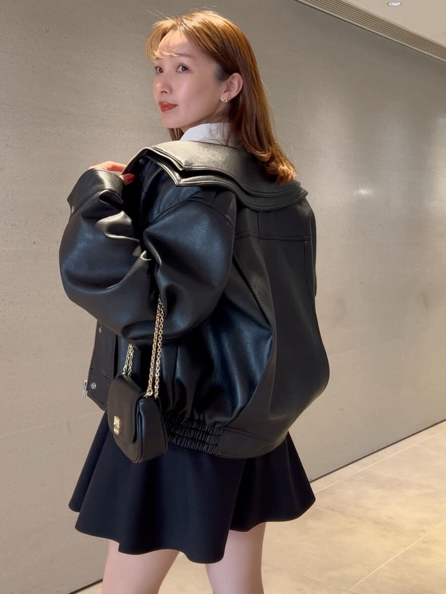 ブラック系のブルゾン、ブラック系のその他パンツ、その他のニット/セーターを着用したレディースの冬コーディネートの4枚目の写真
