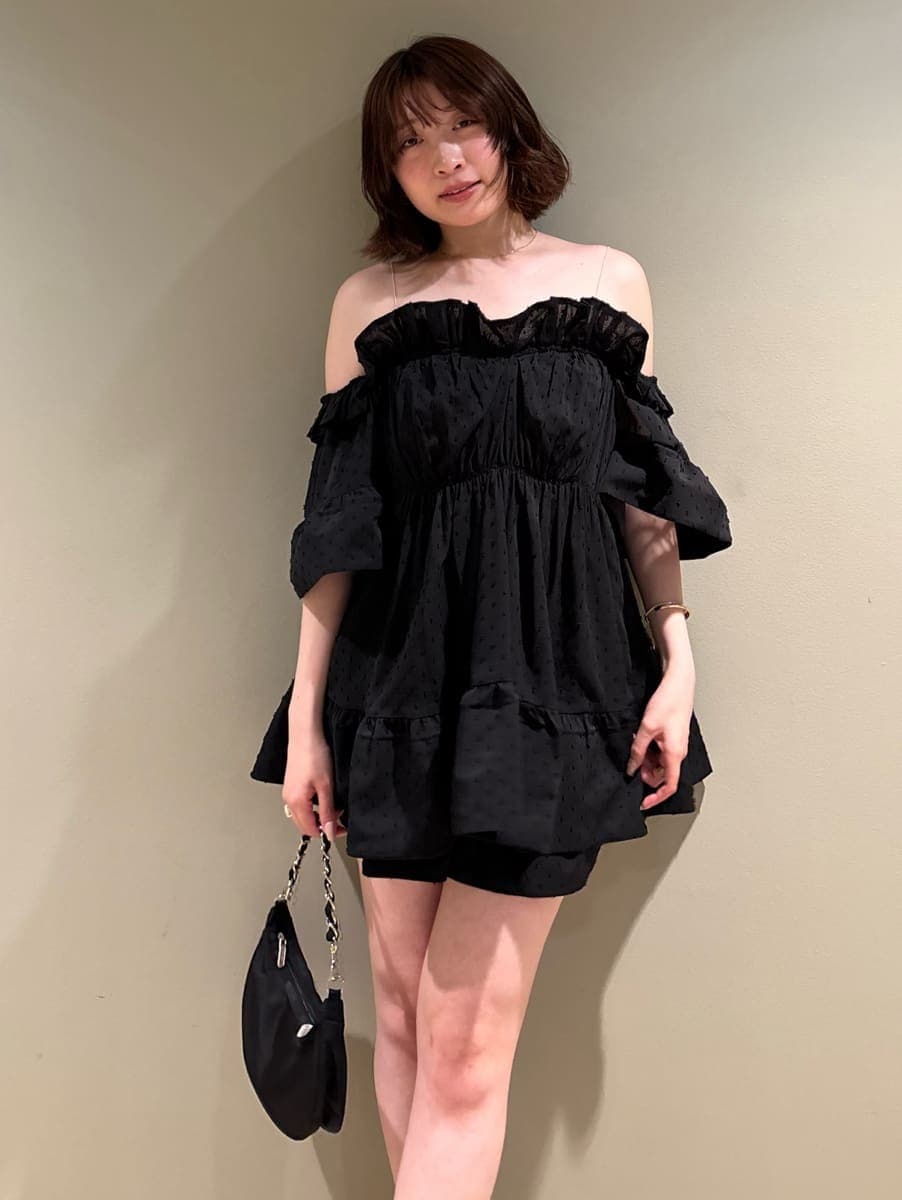 ブラック系のワンピース、ブラック系のショルダーバッグ、ブラウン系のサンダルを着用したレディースの夏コーディネートの7枚目の写真