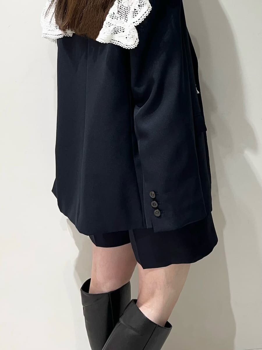 ブルー系のテーラードジャケット、グレー系のニット/セーター、ブルー系のその他パンツを着用したレディースの秋コーディネートの2枚目の写真