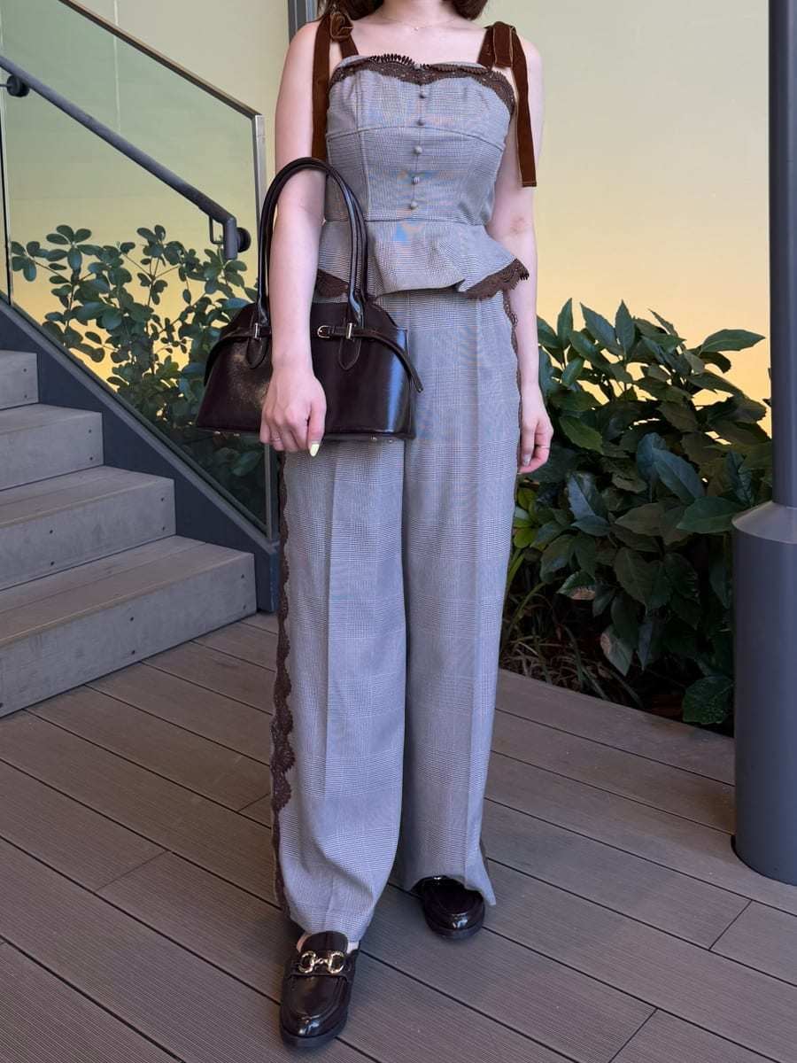 その他のその他パンツ、その他のその他トップス、ブラウン系のボストンバッグを着用したレディースの夏コーディネートの5枚目の写真