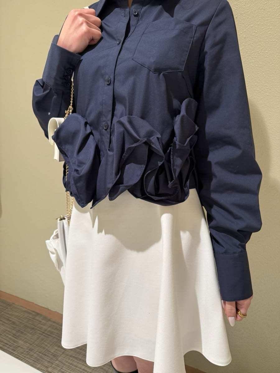 ホワイト系のその他パンツ、ブルー系のシャツ/ブラウス、イエロー系のショルダーバッグを着用したレディースの冬コーディネートの4枚目の写真