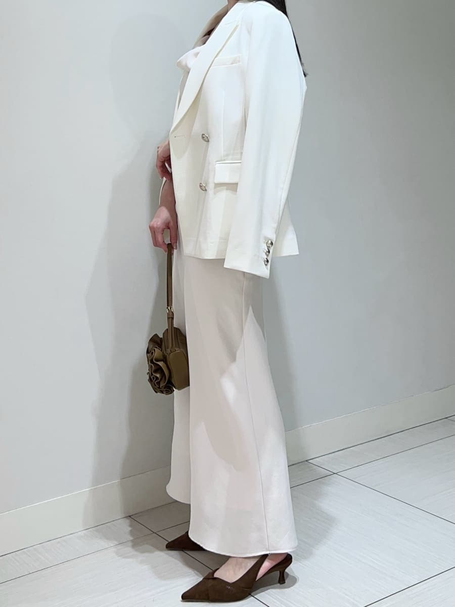 ホワイト系のテーラードジャケット、ホワイト系のワンピース、ブラウン系のパンプスを着用したレディースの春コーディネートの4枚目の写真